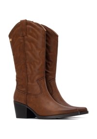 Botas de vaquero de cuero marrón con punta puntiaguda, tacón inclinado y patrones de costura decorativos a lo largo del eje.