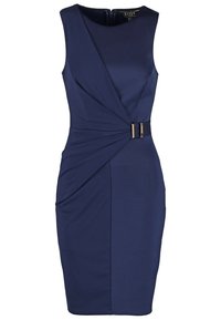 Robe bleu marine sans manches longueur genou avec détail portefeuille et boucle dorée à la taille, silhouette ajustée, col rond, fermeture éclair dans le dos.