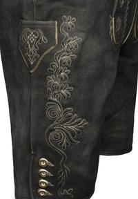 Svarta lädershorts med intrikata vita blommönster broderade, en framficka och dekorativa silverknappar längs sömmen.
