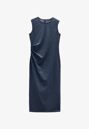 Ciemnoniebieska sukienka bez rękawów z teksturowanej tkaniny, z pionowymi białymi paskami, dopasowanym krojem i marszczonym detalem po boku.