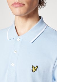 Lyle & Scott TIPPED - Poloskjorter - light blue/white