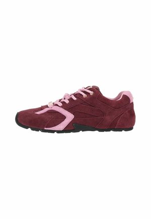 Zapatilla deportiva de ante burdeos con detalles rosas, cordones y una suela negra, mostrada de lado sobre un fondo blanco.