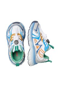 Scarpe sportive bianche con accenti blu, arancioni e marroni; tessuto in rete, suola in gomma e sistema di allacciatura a toggle. Rivestimento interno verde notevole.