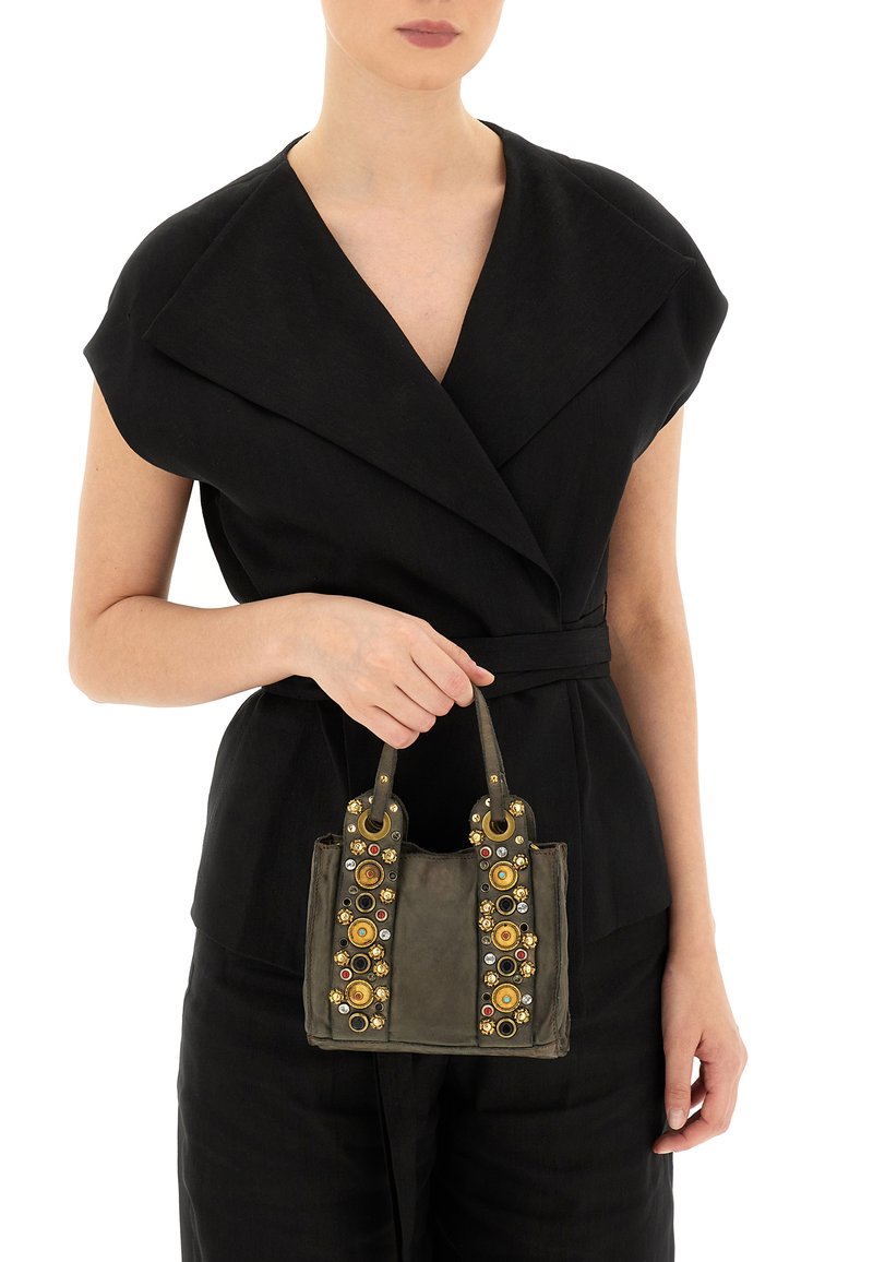 Borsa color verde oliva con embellishments circolari dorati e colorati sulla parte anteriore, dotata di manici corti e superficie in pelle testurizzata.