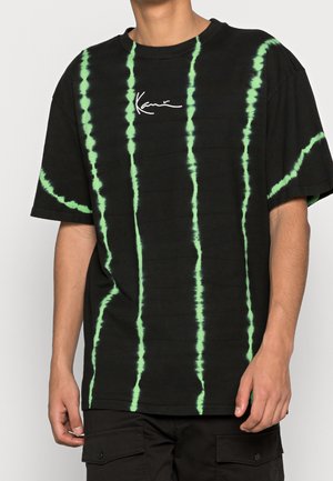 Schwarzes Baumwoll-T-Shirt mit senkrechten grünen Batikstreifen und einem weißen Logo auf der Brust. Kurze Ärmel und lässiger Schnitt.