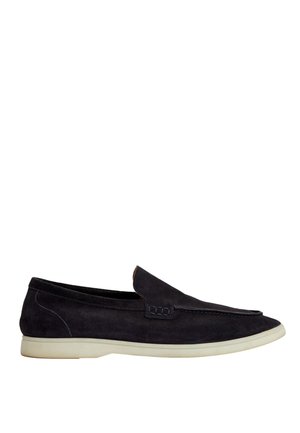 Sort ruskind slip-on loafer med hvid gummisål, lav hæl og minimalistisk design.