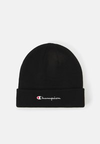 Gorro negro de punto, con puño doblado y logo bordado en blanco de "Champion" con acento rojo.