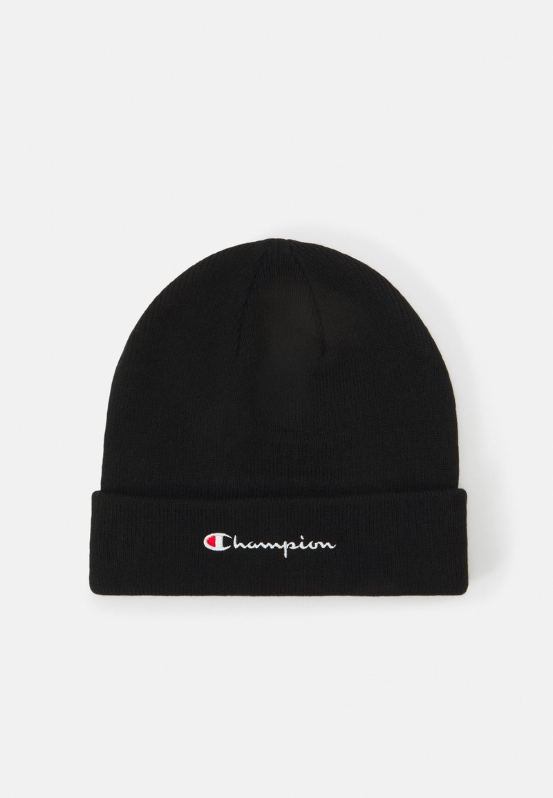 Gorro negro de punto, con puño doblado y logo bordado en blanco de "Champion" con acento rojo.