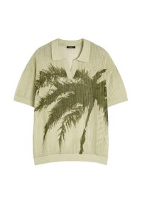 Koszulka polo z krótkim rękawem, w jasnoszarym kolorze, dzianinowa, z teksturowanym wzorem przedstawiającym palmę w ciemniejszym odcieniu zieleni, z luźnym krojem i kołnierzykiem.