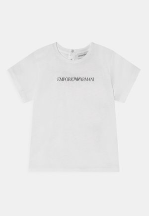 Wit T-shirt met korte mouwen met zwarte "EMPORIO ARMANI" tekst en logo gecentreerd op de borst, voorzien van een ronde hals en drukknoopsluiting aan de achterkant.