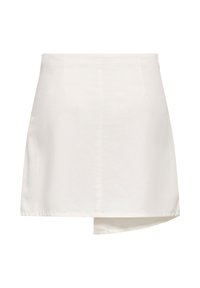 Mini-jupe asymétrique blanche avec un ourlet légèrement superposé sur le côté droit, en tissu lisse.