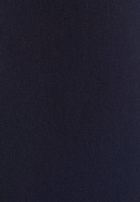 Marineblaues Gewebe mit einem strukturierten, gewebten Muster. Die Oberfläche ist glatt und hat einen leichten Glanz, geeignet für Kleidung oder Polsterstoffe.