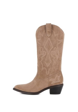 Bota vaquera de ante color tostado con costuras decorativas, una lengüeta en la parte superior, tacón apilado y punta en pico.