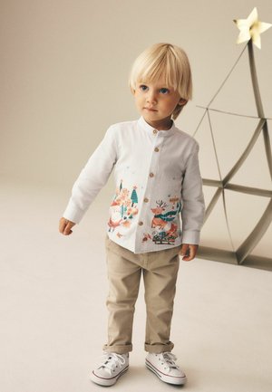 Next, REGULAR FIT - LONG SLEEVE GRANDAD COLLAR SCENE PRINTED SHIRT - Hemd - light grey christmas scene