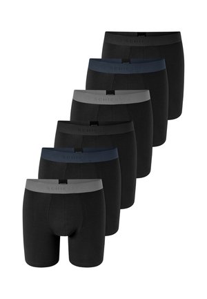 Sechs Paar schwarze Herrenboxershorts mit Taillenbändern in abwechselnden Farben Grau, Blau und Schwarz, in einer versetzten Linie angeordnet.