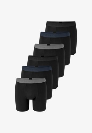 Sechs Paar schwarze Herrenboxershorts mit Taillenbändern in abwechselnden Farben Grau, Blau und Schwarz, in einer versetzten Linie angeordnet.