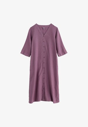 Lilla põlvpikkusega nööbitav kleit V-kaeluse ja kolmveerandvarrukatega, valmistatud kergest kangast.