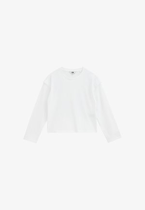 Prosty biały longsleeve z okrągłym dekoltem, luźny krój, bez widocznych wzorów ani logo.