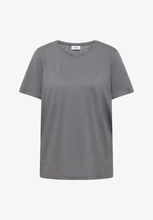 Camiseta gris lisa de manga corta y cuello redondo con una tela sutilmente texturizada y una etiqueta con la inscripción "CECIL" en el interior del cuello trasero.