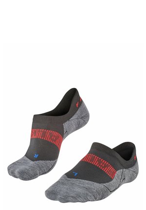 Knöchelsocken in Dunkelgrau mit rotem und grauem Streifenmuster. Mit einem niedrig geschnittenen Design und einem blauen Größenindicator an der Ferse. Weicher Stoff.