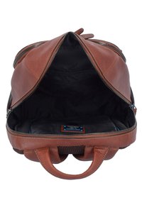 Sac à dos en cuir marron avec fermeture éclair, un intérieur noir spacieux et un compartiment rembourré pour appareils. Comprend des poignées robustes et des accents en mesh.