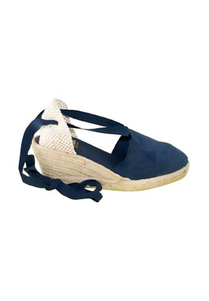 Cuña de esparto azul marino con soporte de talón beige tejido y correas para atar en el tobillo, suela texturizada, diseño de punta cerrada.