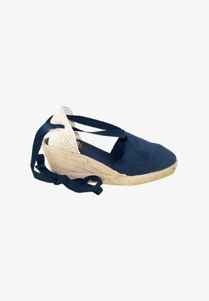 Cuña de esparto azul marino con soporte de talón beige tejido y correas para atar en el tobillo, suela texturizada, diseño de punta cerrada.