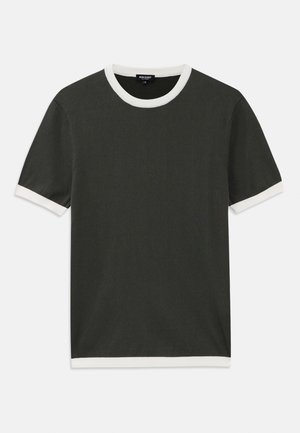 Dunkelgrünes T-Shirt mit kurzen Ärmeln, weißem geripptem Kragen und akzentuierten Ärmeln, aus glattem Stoff gefertigt. Gerader Saum, lässiges Design.