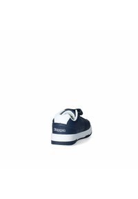Sneaker blu navy con design curvo, dettagli bianchi e cinturino in velcro. Presenta una tomaia testurizzata e un tallone con marchio. Suola in gomma per una buona aderenza.