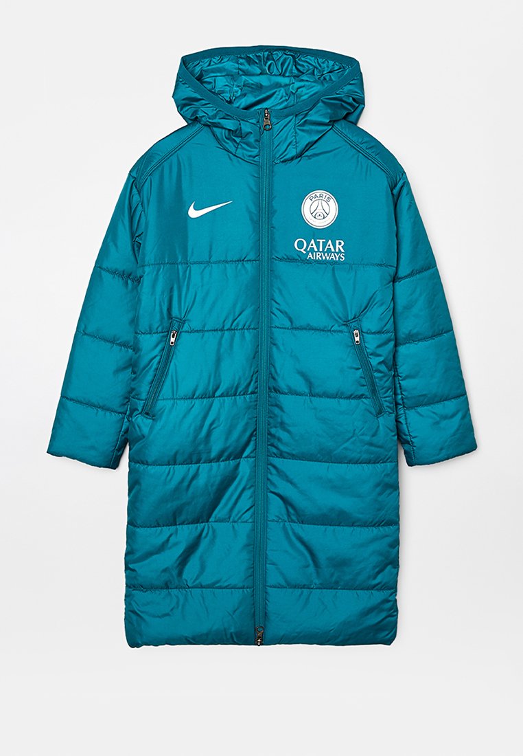 Chaqueta larga acolchada en color verde azulado con capucha, bolsillos delanteros con cremallera, logo de Nike y emblema del club de fútbol Paris Saint-Germain con el patrocinio de Qatar Airways.