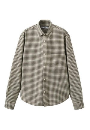 Cămașă cu mânecă lungă, bej și neagră în carouri, cu nasturi, guler ascuțit și buzunar simplu la piept.