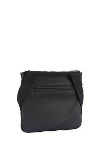 Borsa a spalla nera realizzata in materiale liscio e resistente. Dispone di una tracolla regolabile e di una tasca frontale con zip per ulteriore spazio di archiviazione.