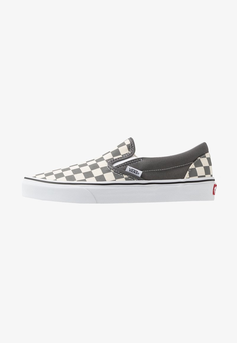 Baskets basses Vans slip-on avec motif damier noir et blanc à l'avant, talon uni gris foncé et semelle en caoutchouc blanche.