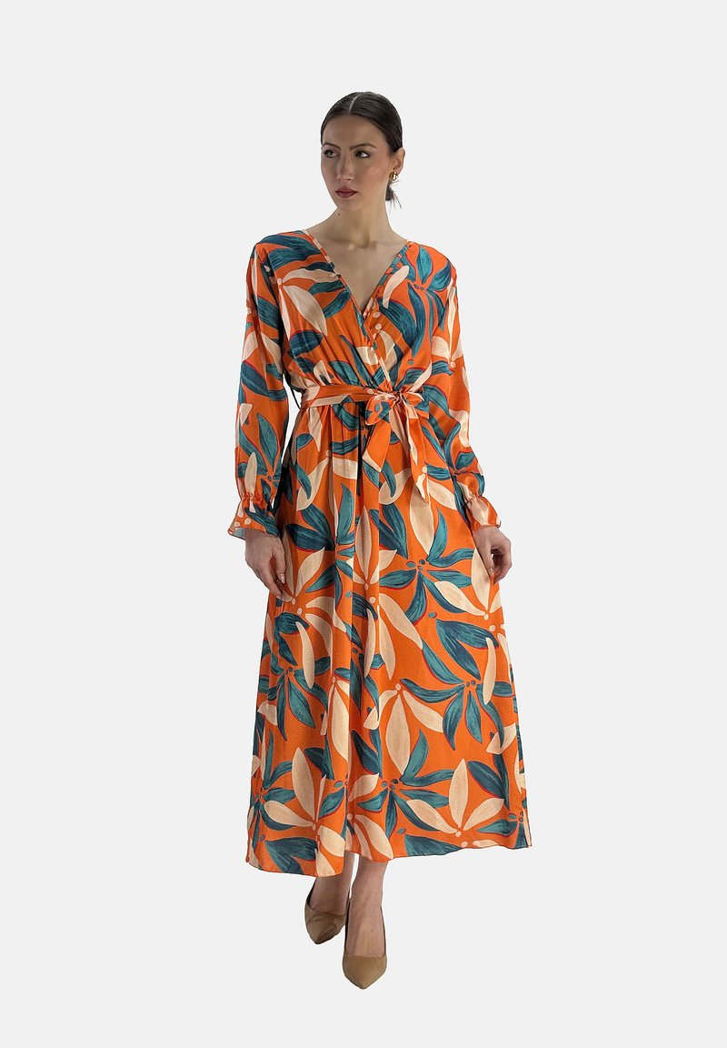 Robe maxi à manches longues en orange, ornée d'un motif floral avec des feuilles vertes. Taille cintrée, décolleté en V et tissu doux et léger.
