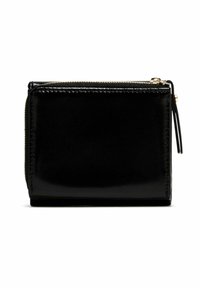 Portefeuille en cuir noir avec une finition lisse et brillante. Dispose d'une fermeture éclair ton or et d'une fine languette en cuir attachée.