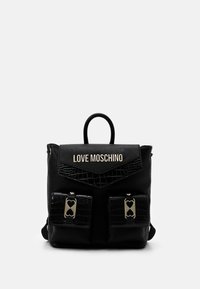 Svart ryggsäck i faux läder med en krokodilpräglad flik, två framfickor med hjärtformade lås och "LOVE MOSCHINO"-logotyp på toppen.