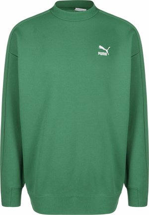 Grøn sweatshirt lavet af blød, struktureret stof. Har en høj krave, lange ærmer og et hvidt Puma-logo på venstre bryst.