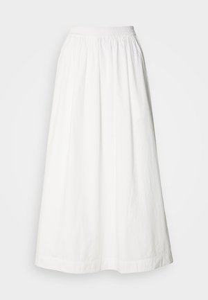 Valge maksiseelik, mis on valmistatud kergest kangast, millel on kogutud elastne piht ja voolav siluett ilma nähtavate mustriteta.