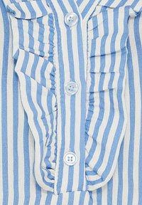 Lyseblå og hvid stribet bluse med en flæsefront, små runde knapper og en blød tekstur. Striberne er lodret justeret.