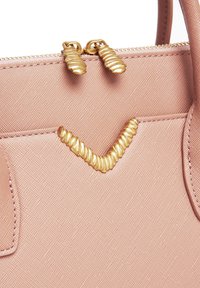 Růžová texturovaná kabelka s zlatým táhlem zipu a dekorativním zlatým zdobením ve tvaru cik-cak na přední straně.