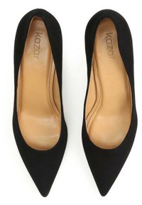 Décolleté neri in suede con punta a ogiva, dotati di una morbida soletta in pelle color tan e dettagli di cucitura discreti lungo il bordo. Design semplice e classico.
