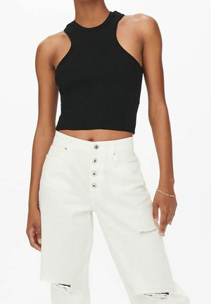 Top court sans manches noir à côtes avec un col montant, associé à un jean blanc taille haute avec des boutons sur le devant et des accents déchirés.