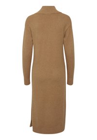 Rochie tricotată maro, cu guler înalt, mâneci lungi, fante laterale și accente dantelate la manșete și la tiv. Design simplu, lungime medie.