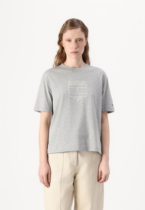 Pelēks kokvilnas t-krekls ar īsām piedurknēm, centrā ar baltu logo druku "HILFIGER NEW YORK 1985". Brīvi pieguļoša forma, apaļa apkakle.