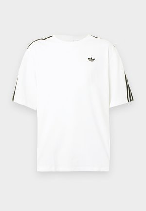 Weißes Baumwoll-T-Shirt mit kurzen Ärmeln, ausgestattet mit schwarzen drei Streifen-Akzenten an den Schultern und einem kleinen schwarzen Logo auf der Brust.