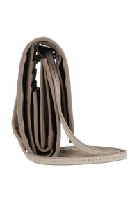 Cartera de cuero beige plegada con múltiples compartimentos y una textura suave. Presenta costuras a lo largo de los bordes para darle detalle.
