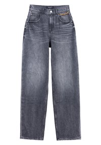 Jeans grises de tiro alto y corte recto, en tejido de mezclilla con textura desgastada, cinco bolsillos y un detalle de cadena dorada en la parte delantera.
