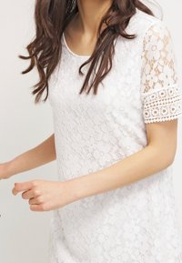 Vero Moda Vestido informal - white