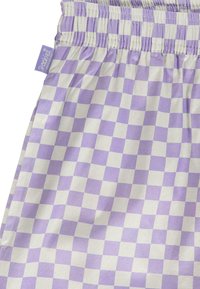 Țesătură în carouri violet și alb, cu o textură moale, având un brâu elastic și un mic eticheta în colțul din stânga sus.