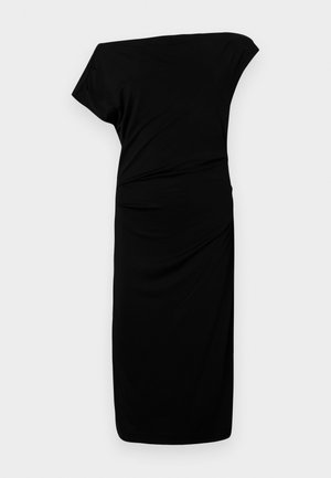 Abito nero senza spalle realizzato in tessuto morbido, caratterizzato da una silhouette aderente con texture arricciata lungo la vita e un taglio al ginocchio.